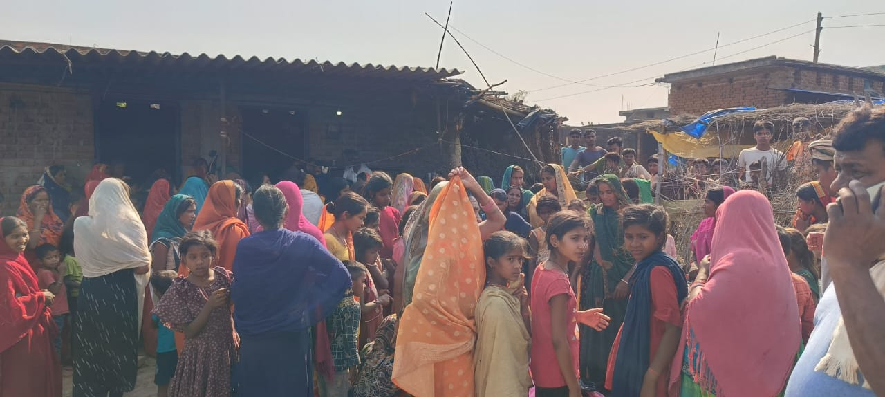 शराबी पति ने पत्नी की धारदार हथियार से की हत्या, बेटे को लेकर हुआ फरार