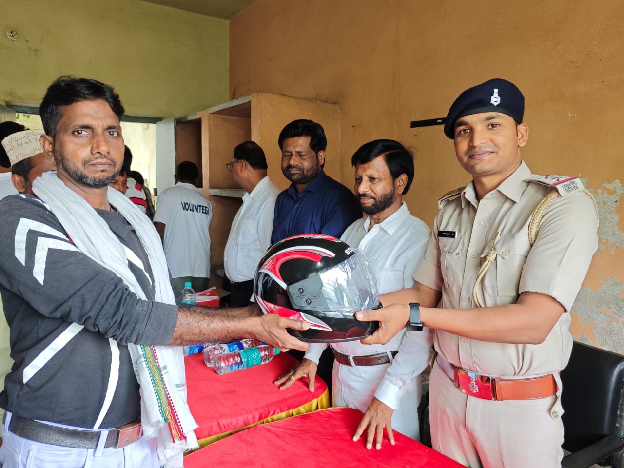 गोमिया थाना परिसर में यातायात जागरूकता एवं स्वयंसेवक सम्मान कार्यक्रम आयोजित