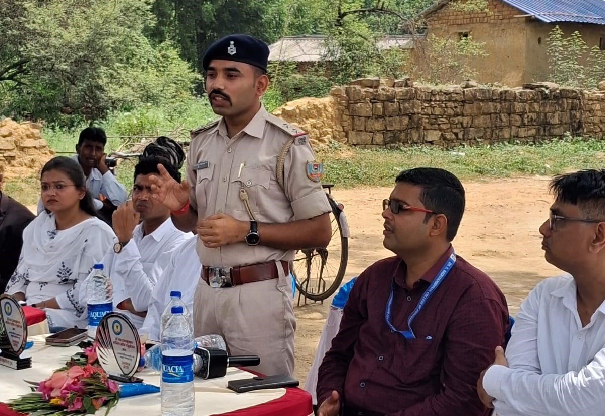 सिंहडीह में विधिक जागरूकता शिविर, ग्रामीणों को साइबर और यातायात नियमों की जानकारी