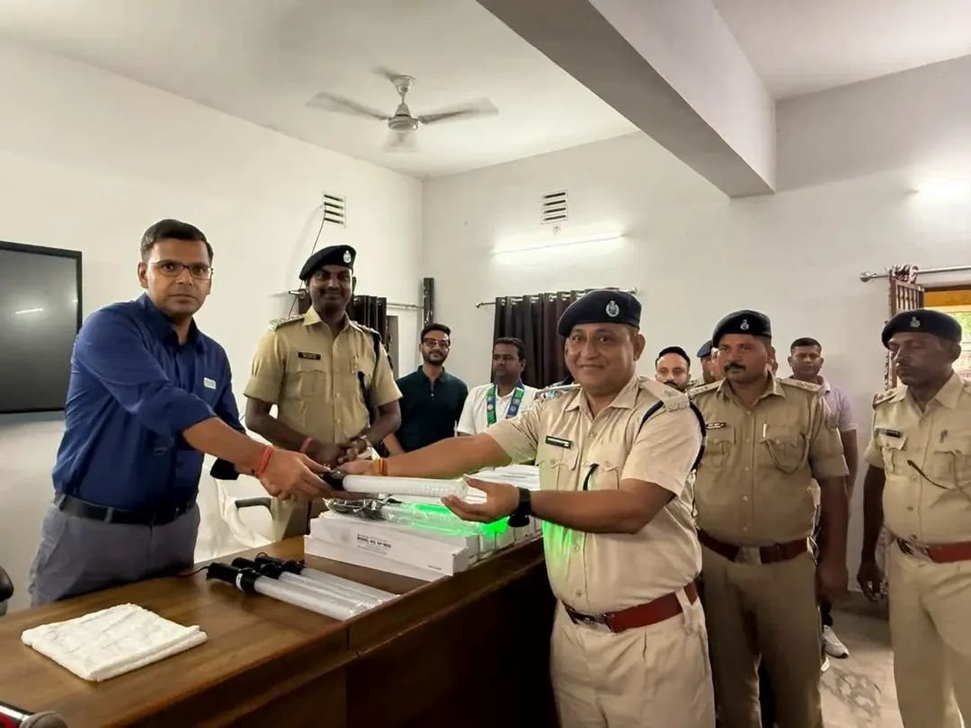 धनबाद ट्रैफिक पुलिस को मिली 50 बेटन लाइट, रात्रि ड्यूटी होगी अधिक सुरक्षित