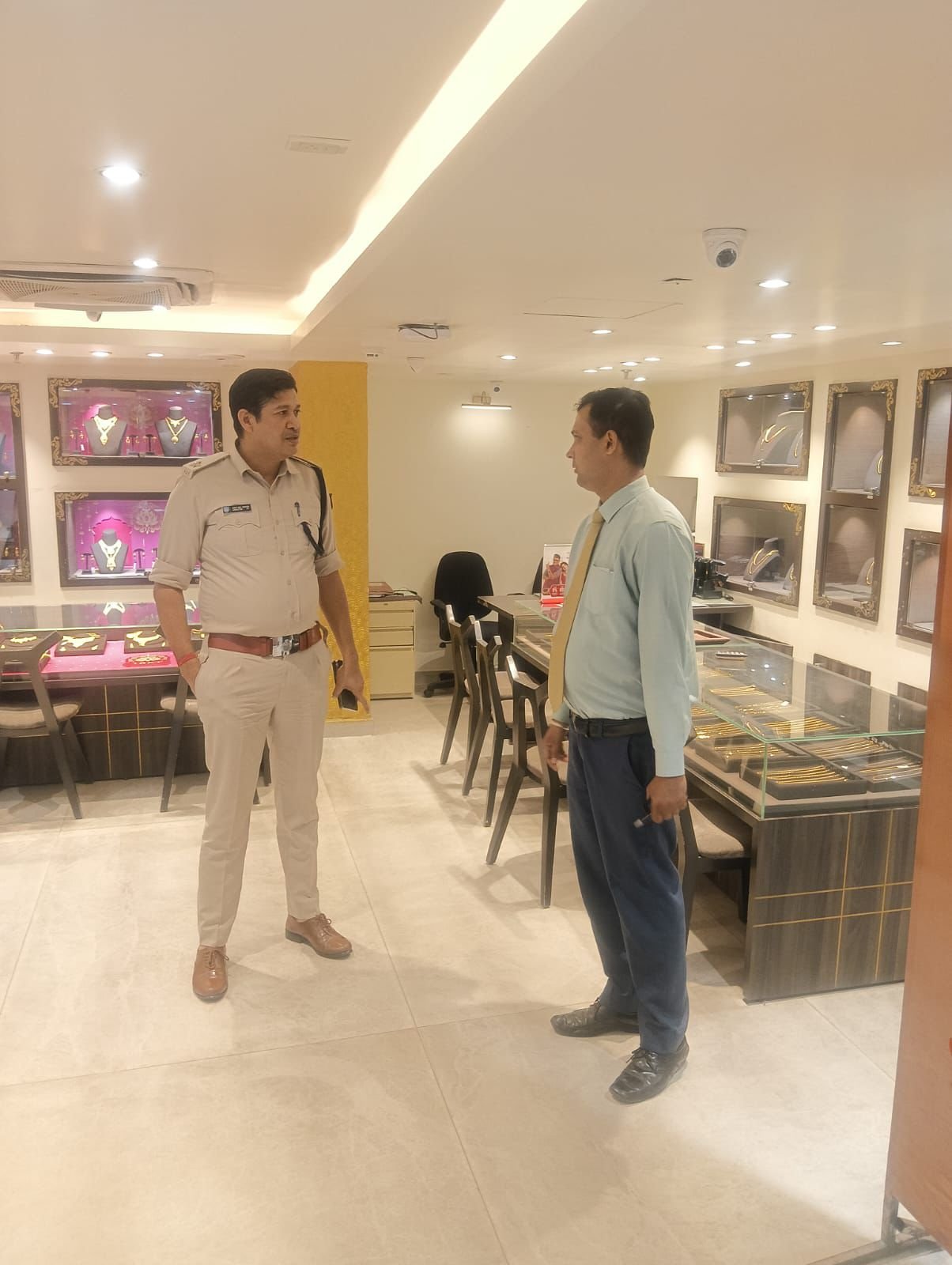 एसएसपी के निर्देश पर धनबाद में विशेष सुरक्षा जांच अभियान, बैंकों और ज्वेलरी शॉप्स की सुरक्षा परखी गई