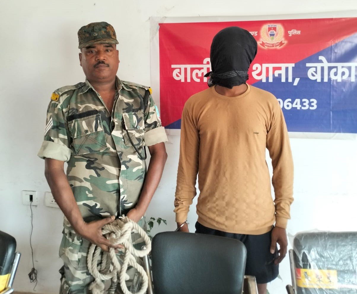 रंगदारी और मारपीट मामले में फरार आरोपी गिरफ्तार, न्यायिक हिरासत में भेजा गया
