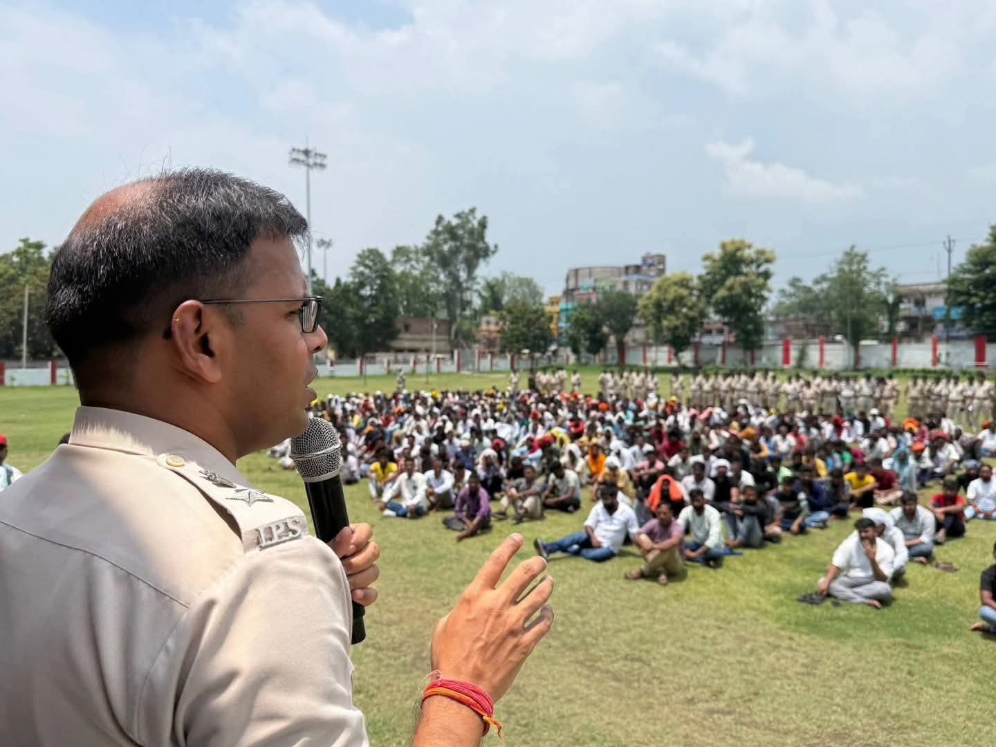 धनबाद में 785 दागी व्यक्तियों की सामूहिक परेड, अपराध छोड़ने की दिलाई शपथ