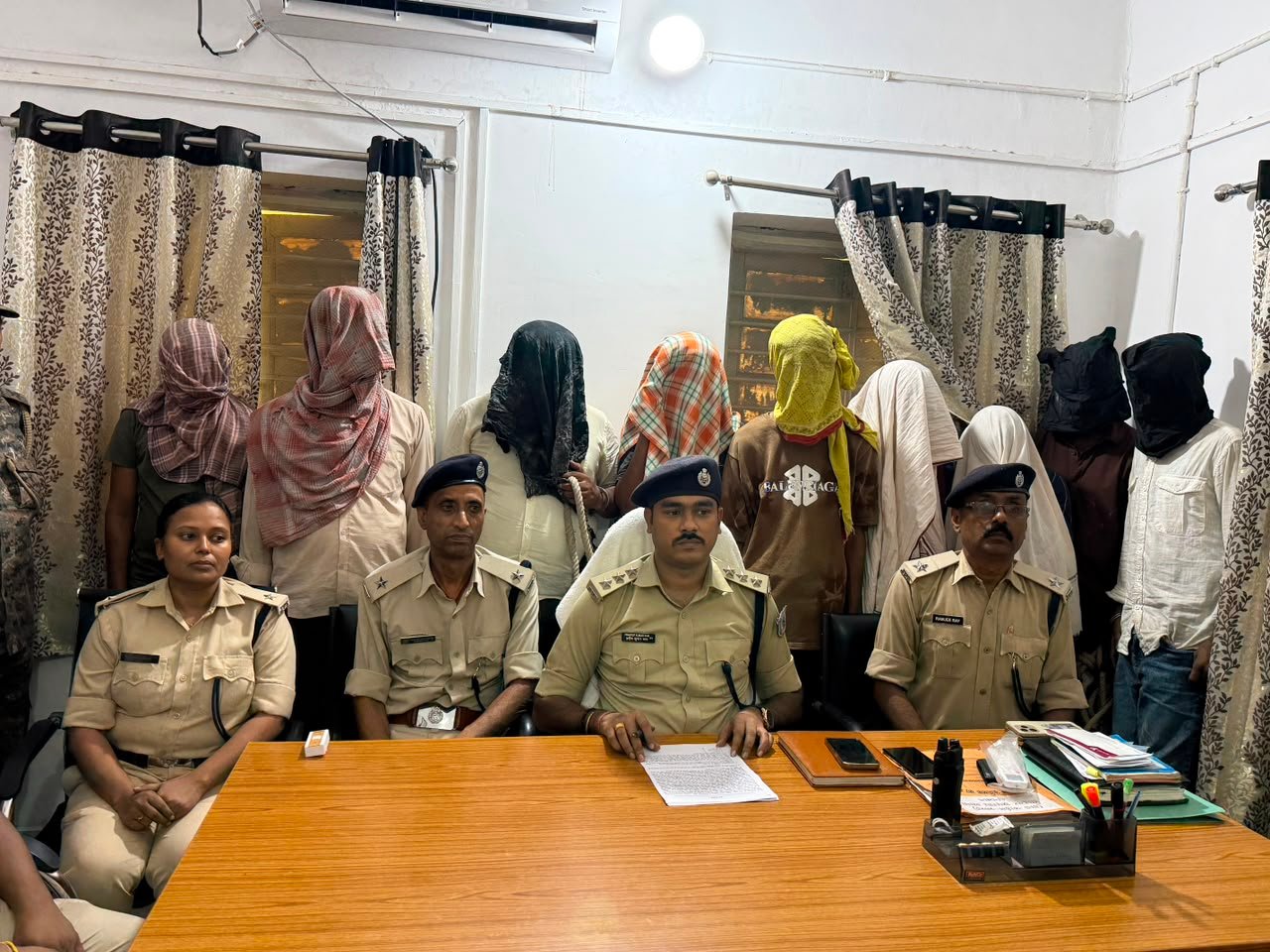 धनबाद के होटल में साइबर गैंग का भंडाफोड़, 9 आरोपी गिरफ्तार